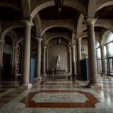 Accediamo cos� nell�atrio d�ingresso, il cosiddetto �colonnato�. Si tratta di un profondo porticato pavimentato da diversi tipi di marmo, disposti in modo da formare motivi geometrici...